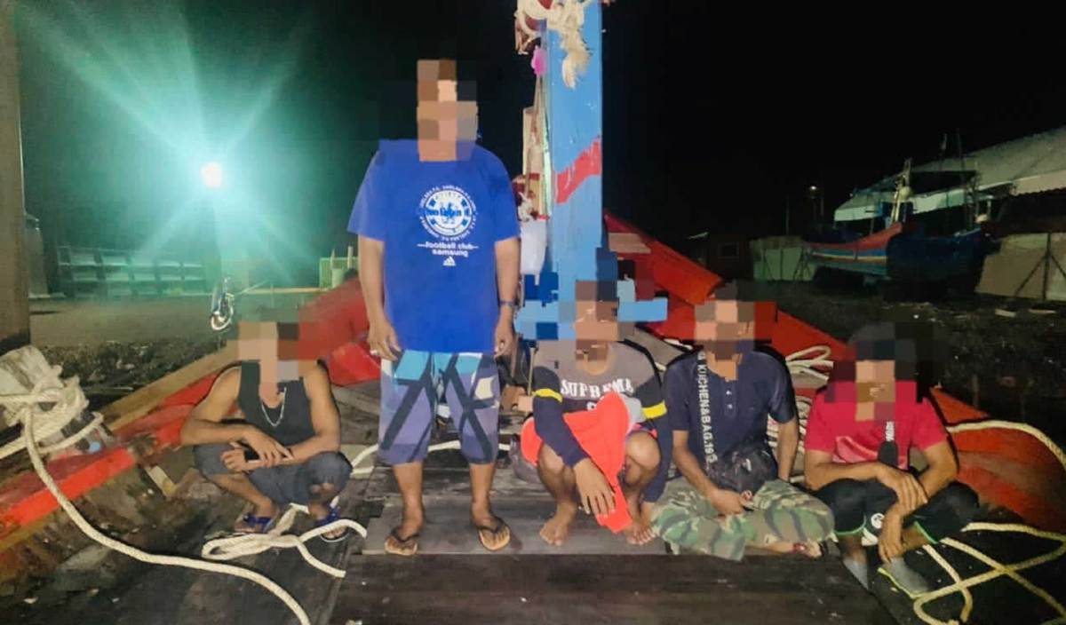 EMPAT kru termasuk seorang tekong dalam sebuah bot ditahan APMM Zon Maritim Kuala Perlis kerana didapati melakukan aktiviti menangguk siput retak seribu tanpa kebenaran. FOTO Ihsan APMM Perlis