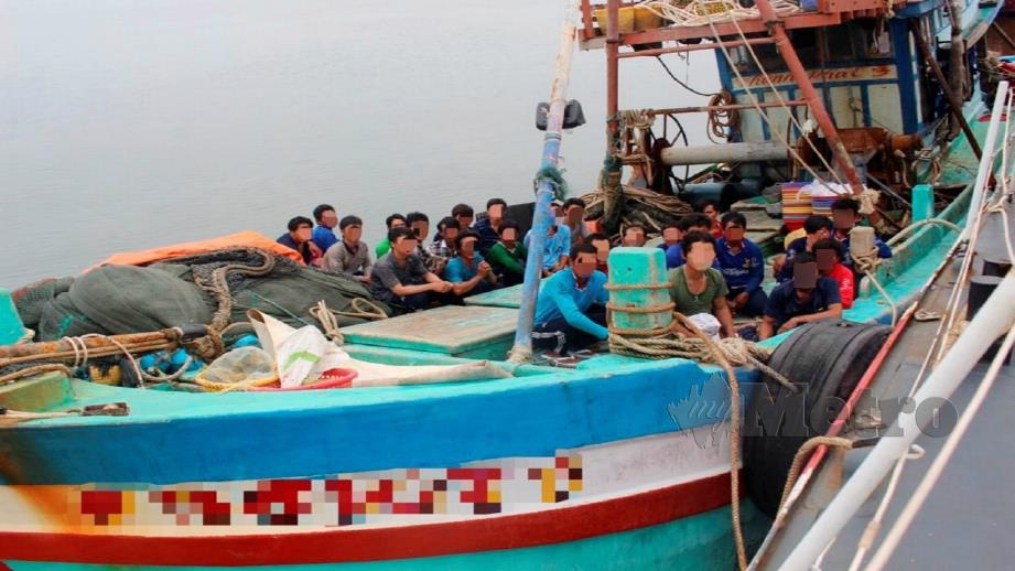 APMM Kelantan berjaya menahan dua bot dan 25 nelayan Vietnam yang menceroboh berhampiran muara Tok Bali dalam Op Naga Barat. FOTO IHSAN APMM