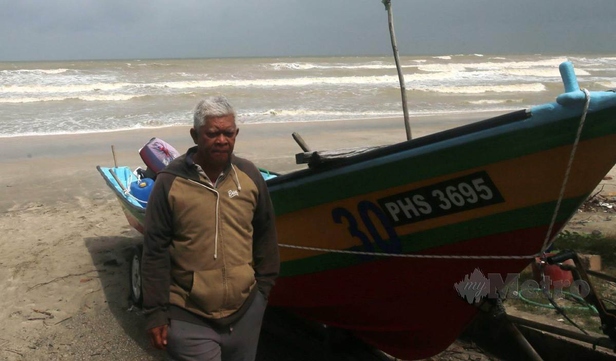 ABDUL Aziz tidak dapat turun ke laut berikutan cuaca dan ombak yang tidak menentu ketika di temui di Kampung Pantai Beserah. FOTO Farizul Hafiz Awang