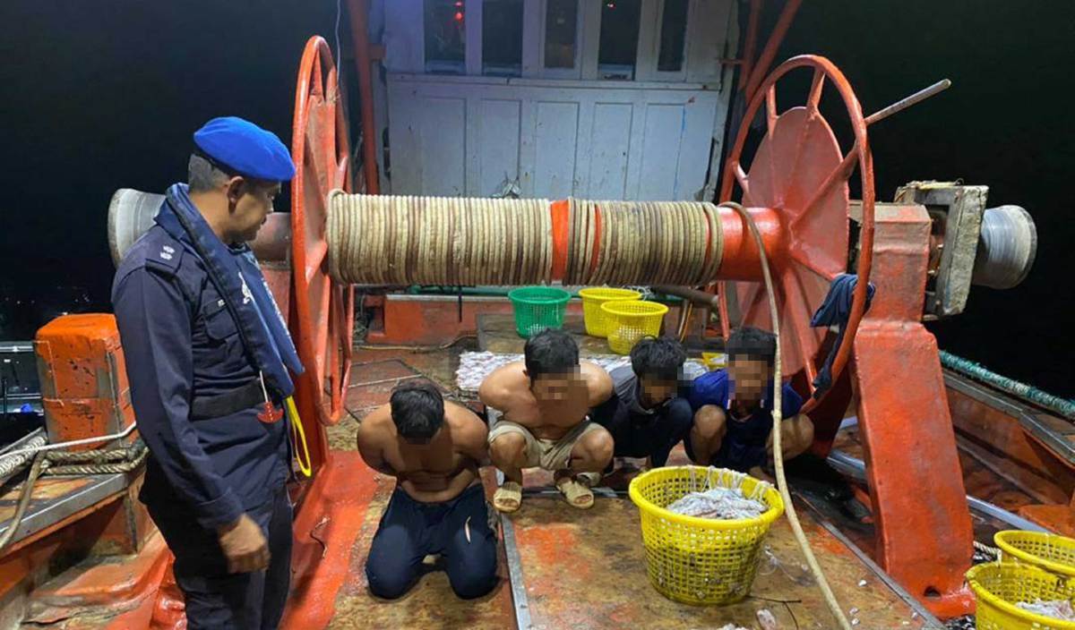 ANTARA 20 kru nelayan bot Vietnam ditahan APMM kerana menangkap ikan secara haram selain tidak mempunyai dokumen pengenalan diri yang sah
