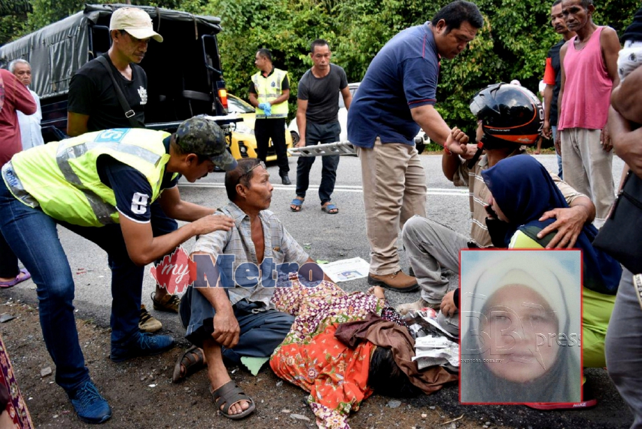 ANGGOTA polis menenangkan Abdul Latif Awang Kecik, 62, yang sedih di sisi jenazah isterinya, Sarifaf yang maut dalam kemalangan di Kilometer 2.5, Jalan Dungun-Durian Mentangau, hari ini. Gambar kecil, Sarifaf. FOTO Rosli Ilham. 