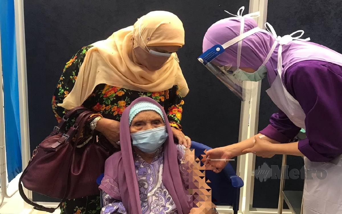 SITI Liah ketika mendapatkan suntikan vaksin di PPV Kampus Kesihatan Universiti Sains Malaysia (USM) . FOTO Hazira Ahmad Zaidi. 
