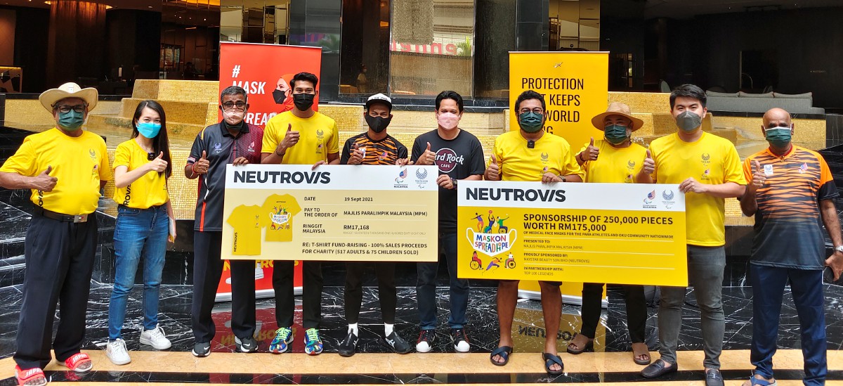 Wakil Neutrovis menyumbangkan kepada Megat D Shahriman (empat kanan). FOTO Neutrovis