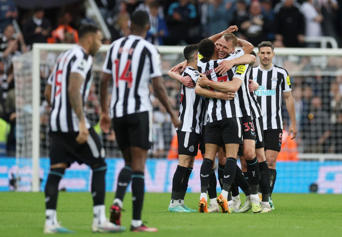 BARISAN pemain Newcastle meraikan kejayaan layak ke Liga Juara-Juara musim depan. FOTO Reuters