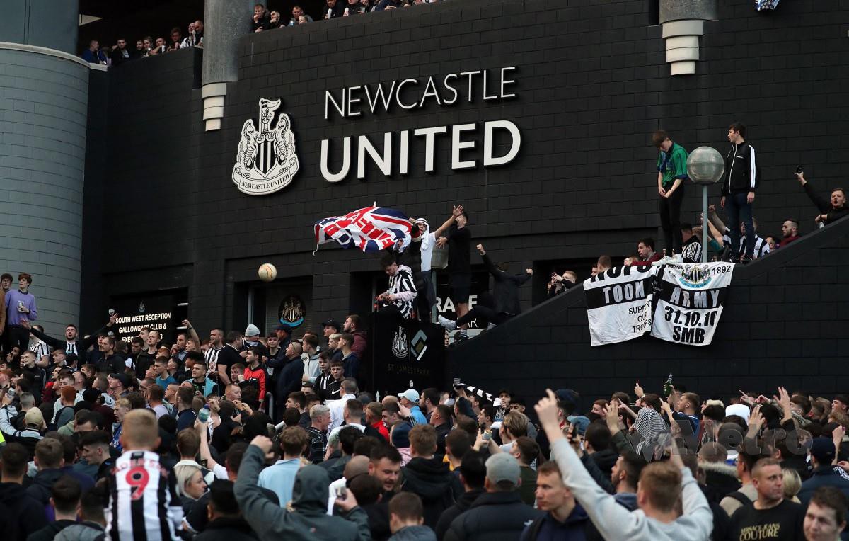 PENYOKONG Newcastle United meraikan pemilikan baharu kelab itu. FOTO AFP