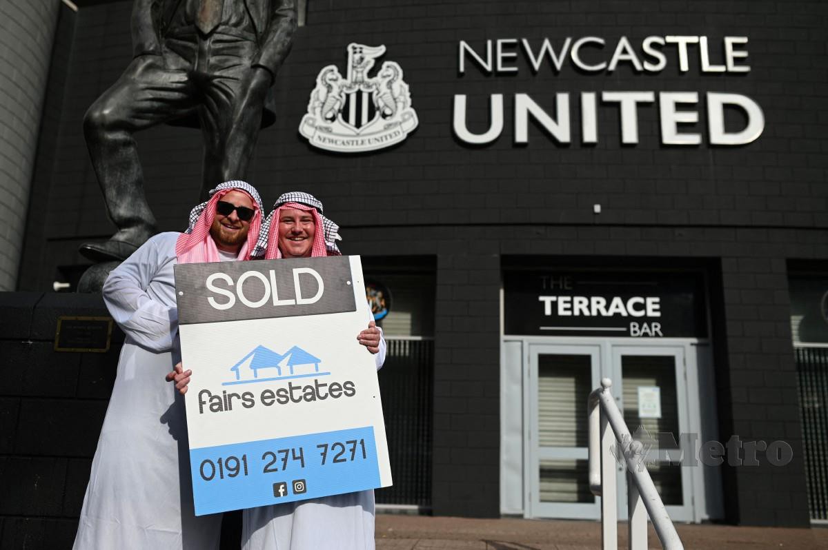 PENYOKONG Newcastle menggayakan baju jubah di St James Park. FOTO AFP