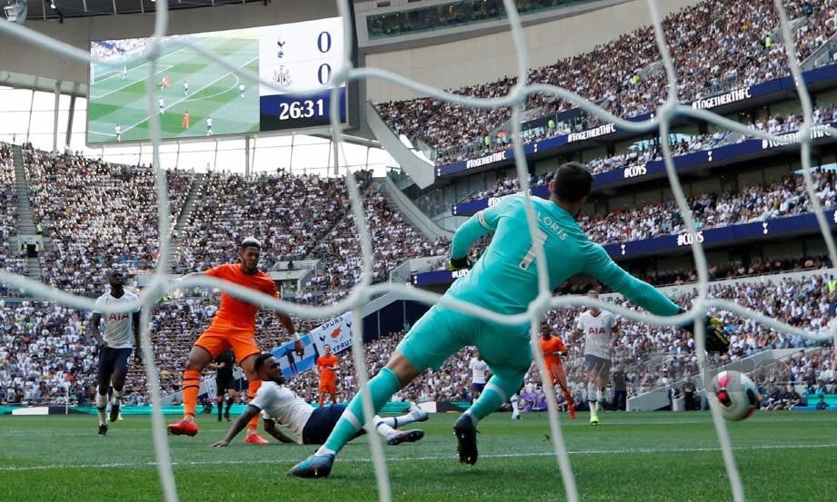 JOELINTON (dua kiri) menewaskan Lloris untuk menjaringkan gol tunggal perlawanan di Stadium Tottenham Hotspur, London. — FOTO Reuters