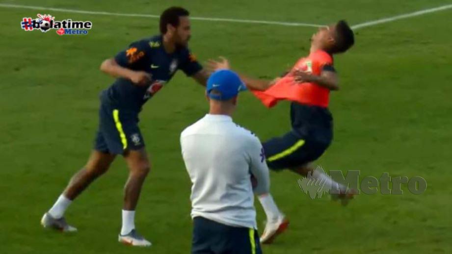 Neymar menarik Weverton hingga jatuh. FOTO Youtube