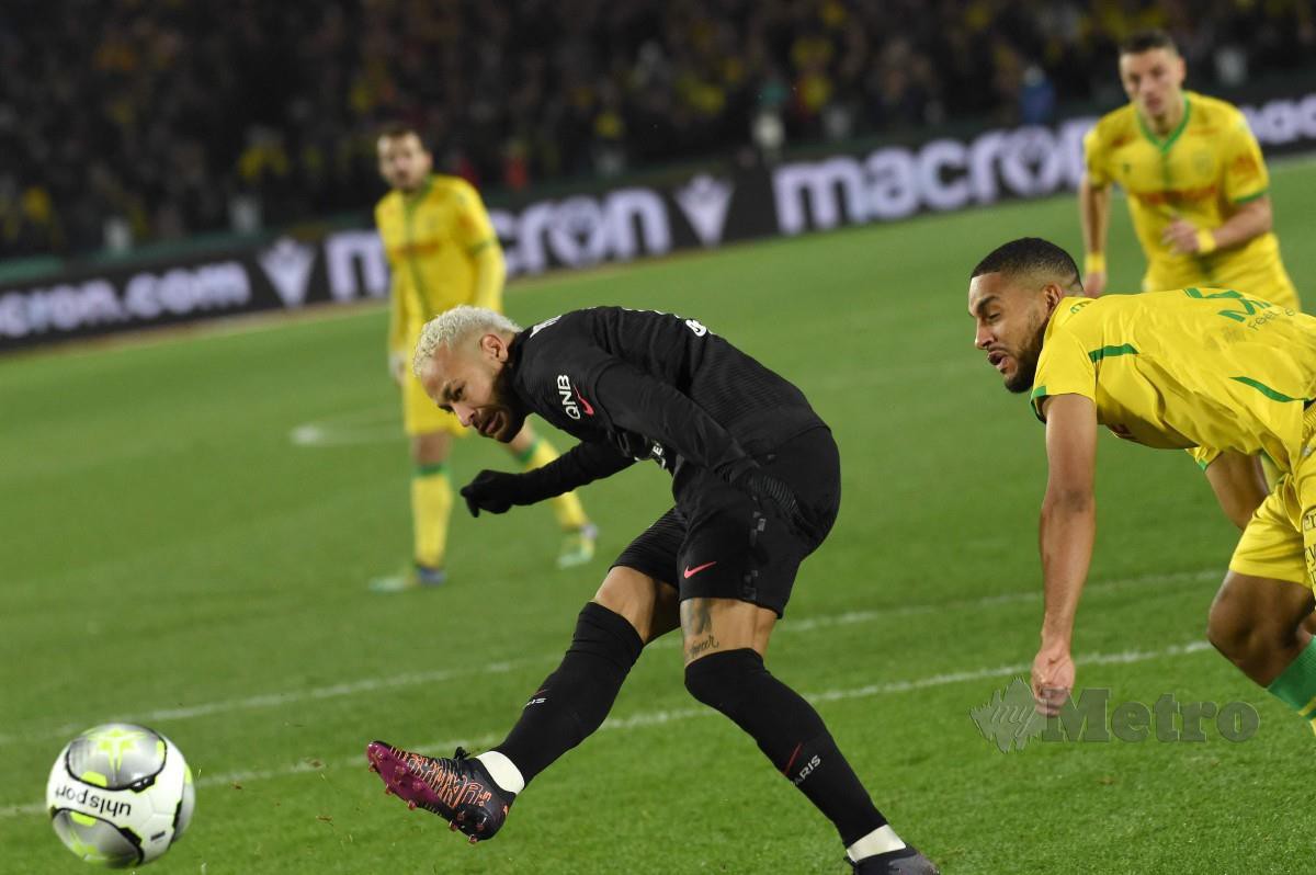 REAKSI Neymar ketika melakukan sepakan penalti. FOTO AFP