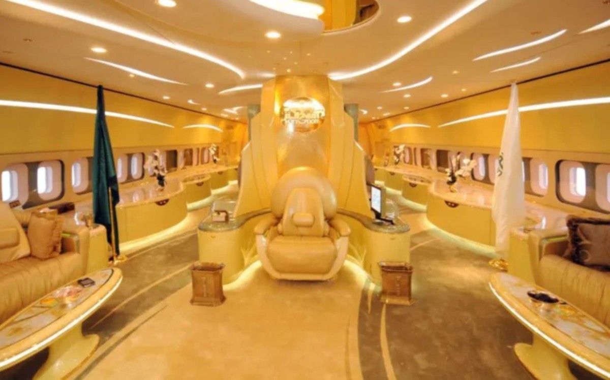 SINGGAHSANA emas di dalam pesawat Boeing 747 milik Putera Al Waleed bin Talal yang membawa Neymar dari Paris ke Riyadh. FOTO AGENSI