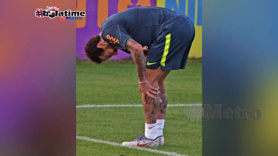 Neymar memegang lututnya selepas membuat sepakan. FOTO AFP 