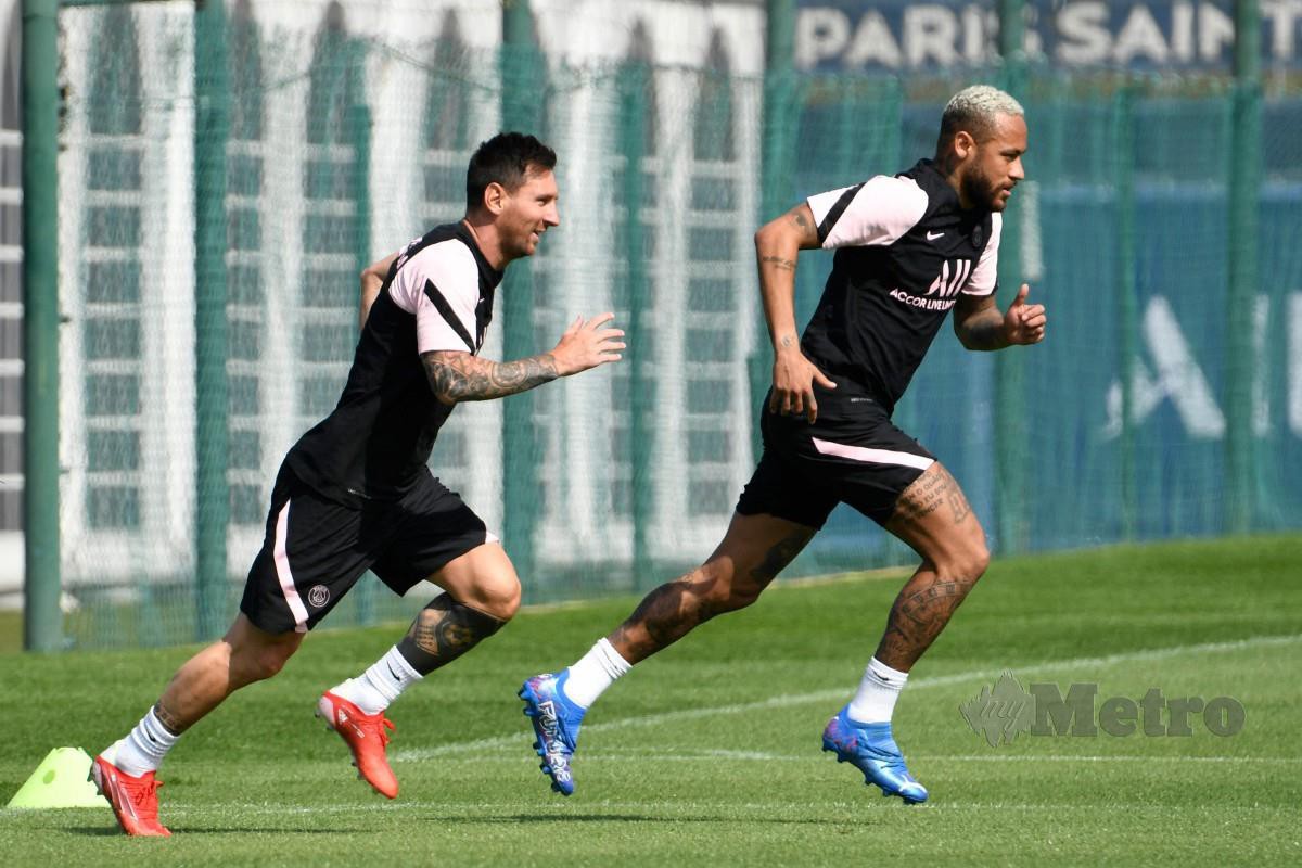 MESSI (kiri) dan Neymar menjalani latihan bersama-sama di PSG. FOTO AFP
