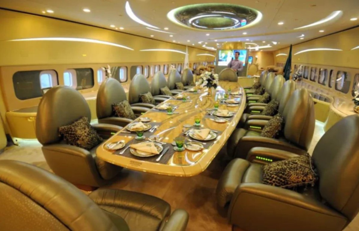 RUANG makan di dalam pesawat Boeing 747 milik Putera Al Waleed bin Talal yang membawa Neymar dari Paris ke Riyadh. FOTO AGENSI