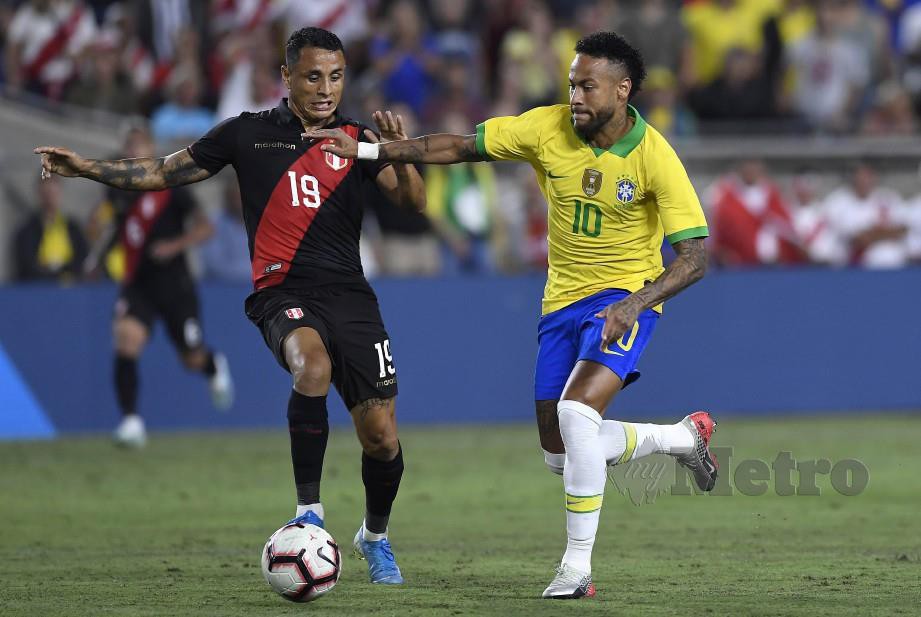 NEYMAR (kanan) tampil sebagai pemain gantian pada aksi menentang Peru di Los Angeles, kelmarin. — FOTO AFP