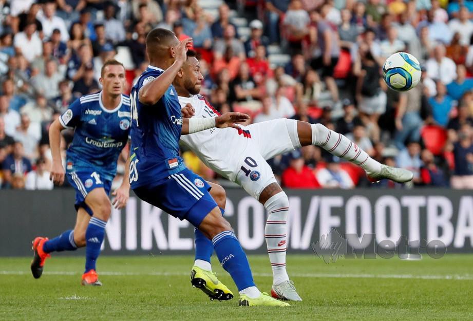 NEYMAR menjaringkan satu gol mengagumkan menentang Strasbourg, Sabtu lalu. — FOTO Reuters