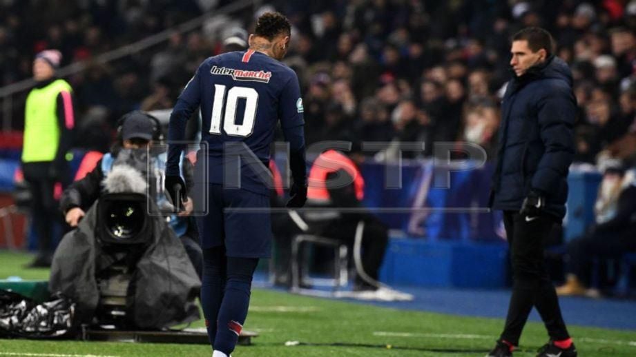 NEYMAR terhincut-hincut selepas cedera pada aksi Piala Perancis menentang Strasbourg, bulan lalu. - FOTO Agensi