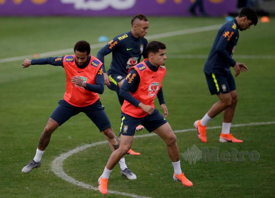 NEYMAR (kiri) berlatih bersama rakan sepasukan menjelang Copa America. — FOTO Reuters