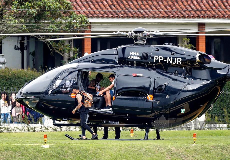 NEYMAR (tengah) tiba di pusat latihan Granja Comary di Teresopolis dengan menaiki helikopter. — FOTO EPA