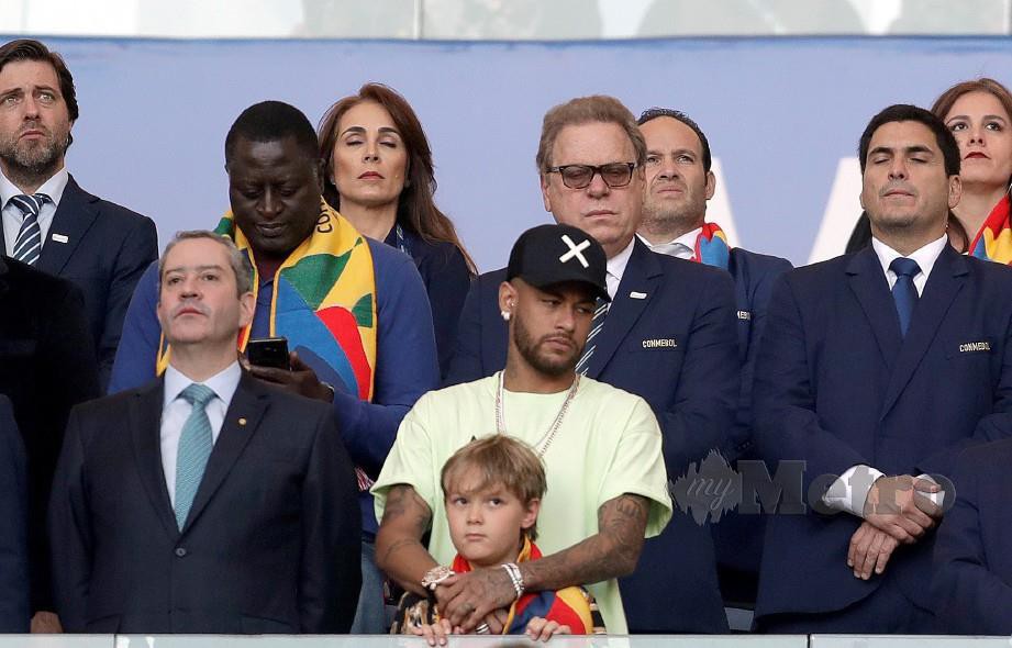 NEYMAR (tengah) bersama anak lelakinya menyaksikan perlawanan akhir Copa America antara Brazil dan Peru di Rio de Janeiro, awal pagi semalam. — FOTO EPA