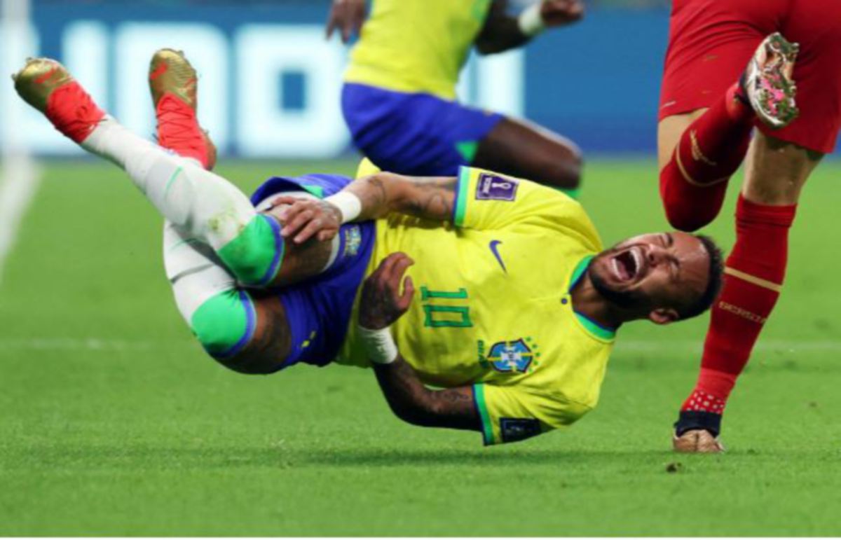NEYMAR terjatuh ketika Brazil menewaskan Serbia 2-0. FOTO Reuters