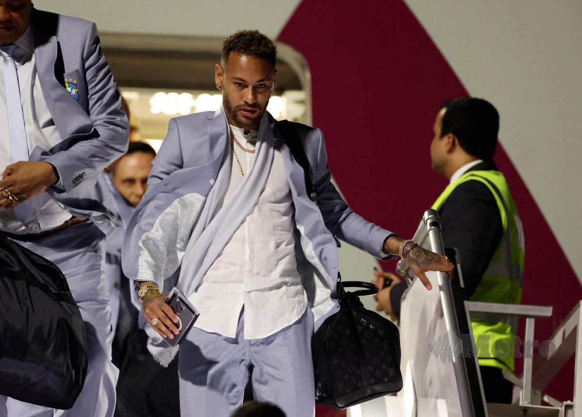 NEYMAR dilihat tiba di Lapangan Antarabangsa Hamad di Doha, hari ini. FOTO Reuters