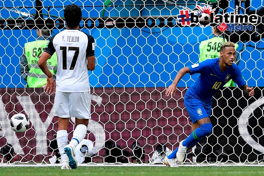 NEYMAR (kanan) meraikan jaringannya ketika menentang Costa Rica dimana Brazil menang 2-0. -Foto AFP
