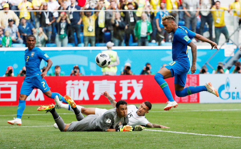 NEYMAR (kanan) jaring gol kedua buat Brazil ketika menang menentang Costa Rica. -Foto Reuters