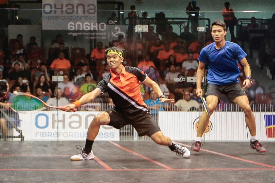 EAIN Yow  (kiri) menentang Ivan Yuen  pada separuh akhir Kejohanan Skuasy Terbuka Malaysia. -Foto HAFIZ SOHAIMI