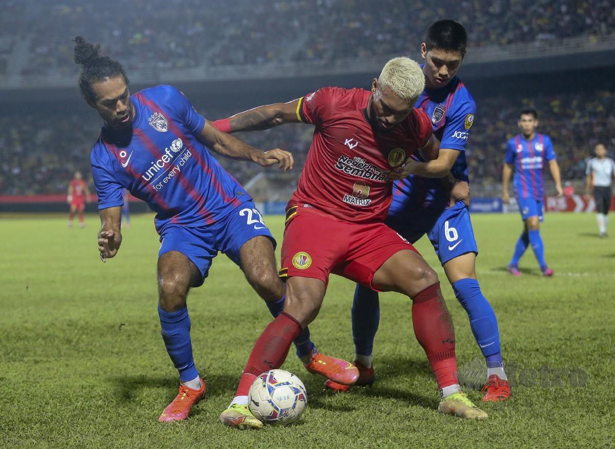 PEMAIN Negeri Sembilan FC, Matheus Alves Leandro diasak pemain Johor DT pada perlawanan Liga Super di Stadium Tuanku Abdul Rahman. FOTO Azrul Edham