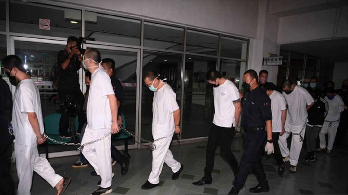 LAPAN daripada 14 ahli Geng Nicky dihadapkan di Mahkamah Tinggi Shah Alam hari ini, berhubung kes jenayah terancang antarabangsa merangkumi Macau Scam dan pengubahan wang haram. FOTO Bernama