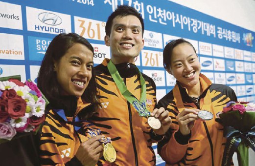 NICOL (kiri)  meraih pingat emas, Ong Beng Hee (tengah) gangsa dan Low Wee Wern (perak) pada Sukan Asia di Incheon, Korea Selatan.
