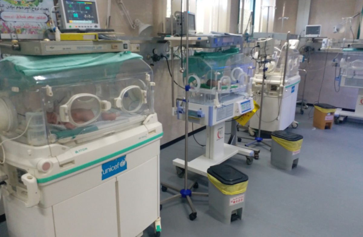 BAYI pramatang yang diletakkan dalam inkubator di Al-Shifa Hospital di bandar Gaza, FOTO Agensi/Hazem Albaz/The media line
