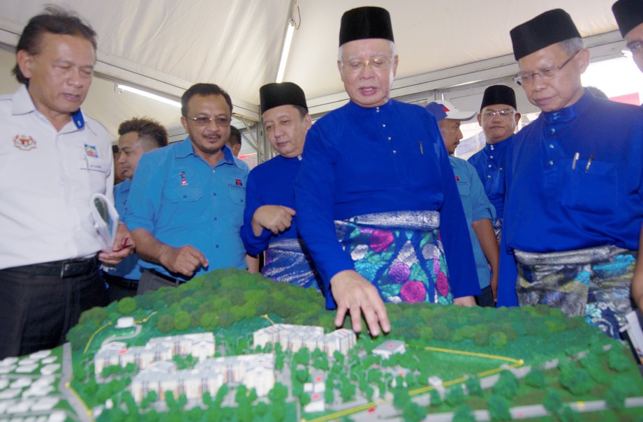 PERDANA Menteri, Datuk Seri Mohd Najib Razak diiringi Menteri Perdagangan Antarabangsa dan Industri (MITI) merangkap Pengerusi Majlis Tindakan Persekutuan Negeri Kelantan, Datuk Seri Mustapa Mohamed 