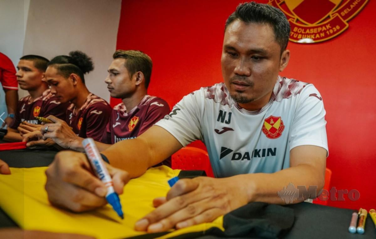NIDZAM (kanan) dilantik sebagai ketua jurulatih baharu Selangor FC. FOTO FB SELANGOR FC