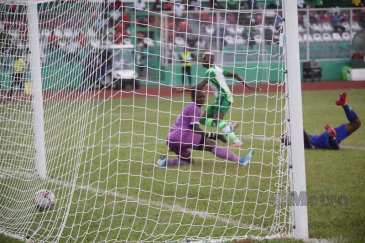 Penjaga gol Sierra Leone, Mohamed N. Kamara (kiri) gagal menyelamatkan gawang daripada dibolosi empat kali ketika berdepan Nigeria. FOTO Agensi