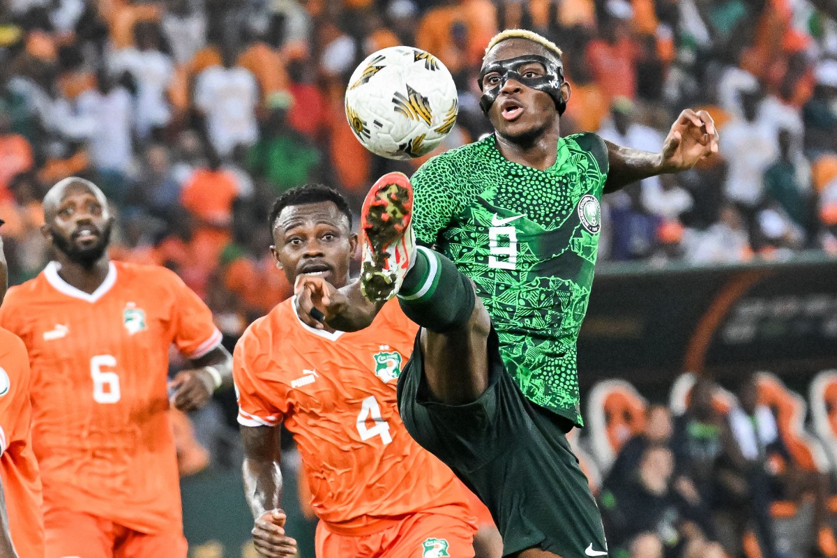 AKSI penyerang Nigeria, Victor Osimhen (kanan) ketika bertemu Ivory Coast di pentas final AFCON. FOTO AFP
