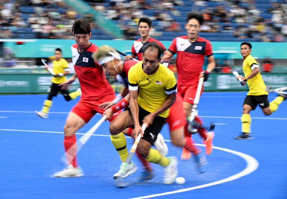 PEMAIN negara, Nik Rozemi Nik Muhammad Aiman cuba melepasi pemain Korea. FOTO REUTERS
