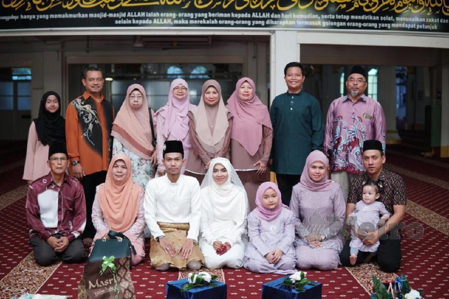 PASANGAN pengantin, Muhammad Faiq Faidhi Shukahar dan Nurul Syuhada Mohd Yunus sempat melangsungkan perkahwinan mereka di Pasir Putih, Kelantan, semalam. FOTO IHSAN PEMBACA