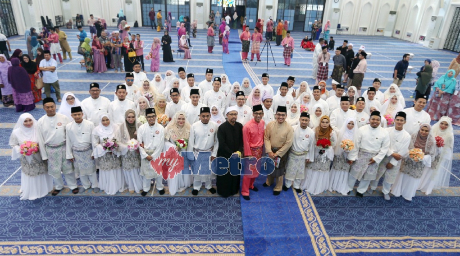 AHMAD Faizal (10 dari kiri) bergambar bersama 30 pasangan pengantin yang dinikahkan serentak di Majlis Nikah Jamaie Syarie Peringkat Negeri Perak Tahun 2018 di Masjid Sultan Azlan Shah, Ipoh, hari ini. FOTO Muhaizan Yahya. 