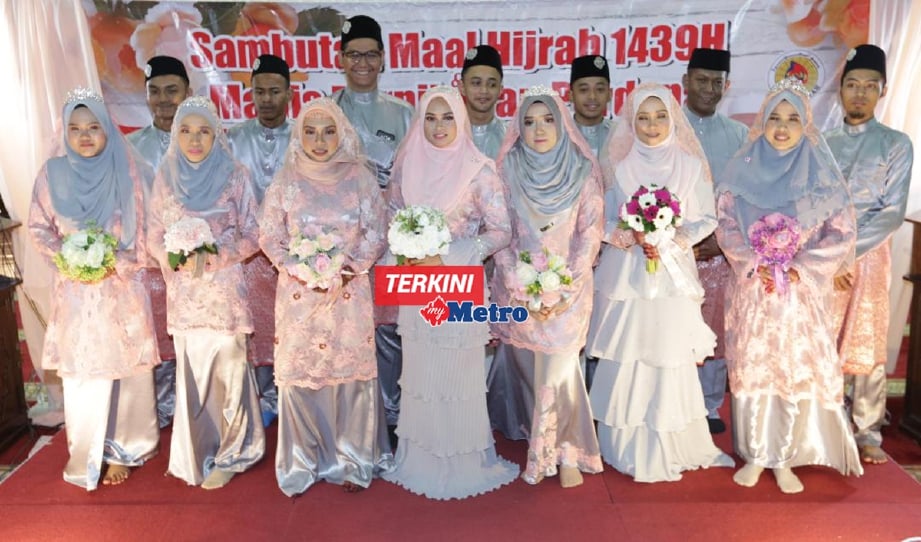 Tujuh pasangan yang dinikahkan beramai-ramai sempena sambutan Maal Hijrah dan Nikah Perdana 2017 di Masjid Al-Khairiyah, Taman Seri Gombak, Kuala Lumpur, semalam. - Foto dan video ASYRAF HAMZAH