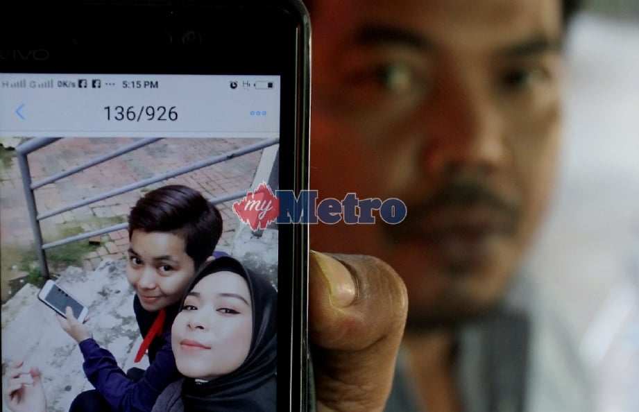 AHLI keluarga mangsa menunjukkan gambar Nik Aqillah (kanan) yang maut dalam kemalangan dua kenderaan di Jalan Kota Bharu-Kuala Krai dekat Kampung Banggol Petai, Machang ketika ditemui di rumahnya di Kampung Banggol Pantai Cahaya Bulan. FOTO Nik Abdullah Nik Omar.