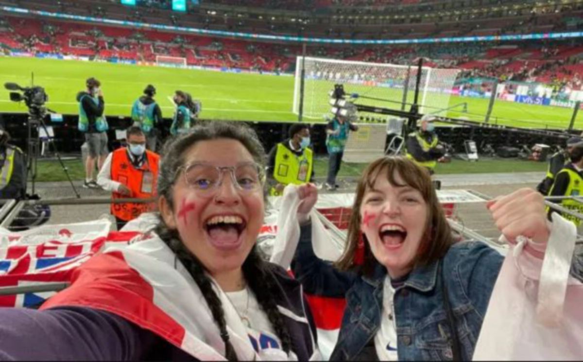 NINA (kiri) bersama rakannya di Stadium Wembley. FOTO Agensi