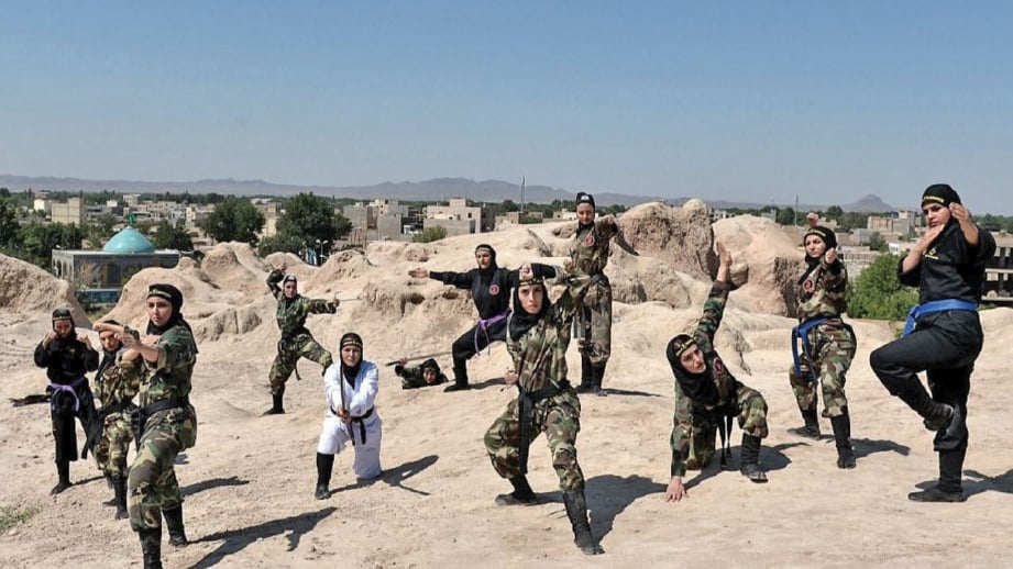 PULUHAN ribu wanita pernah berlatih ninjutsu sejak kali pertama seni tempur itu diperkenalkan di Iran 22 tahun lalu.