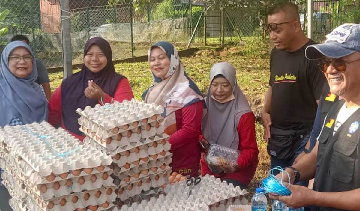 TELUR ayam dijual pada harga lebih rendah pada Program Jualan Harga Ladang Nismilan Prihatin. FOTO Ihsan Pejabat Menteri Besar.