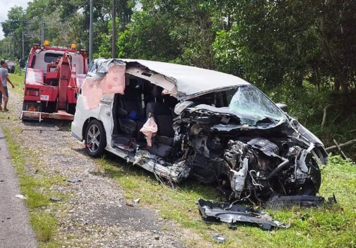 NISSAN Elgrand yang terbabit kemalangan di Kilometer 123 Jalan Kuantan-Johor Bahru dekat Kampung Sabak Feri yang menyebabkan dua kematian. FOTO ihsan polis 