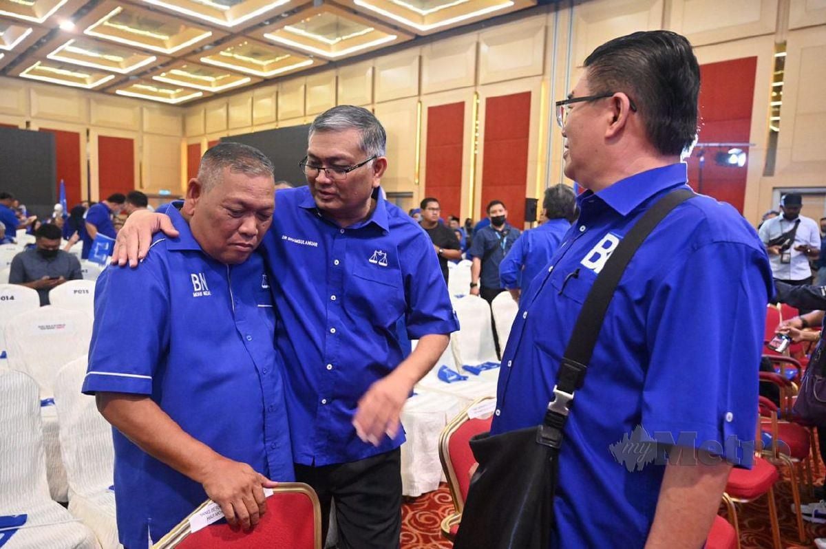 USTAZ Mohd Nizar (kiri) menerima ucapan tahniah daripada rakan seperjuangan selepas terpilih sebagai calon di Parlimen Parit.
