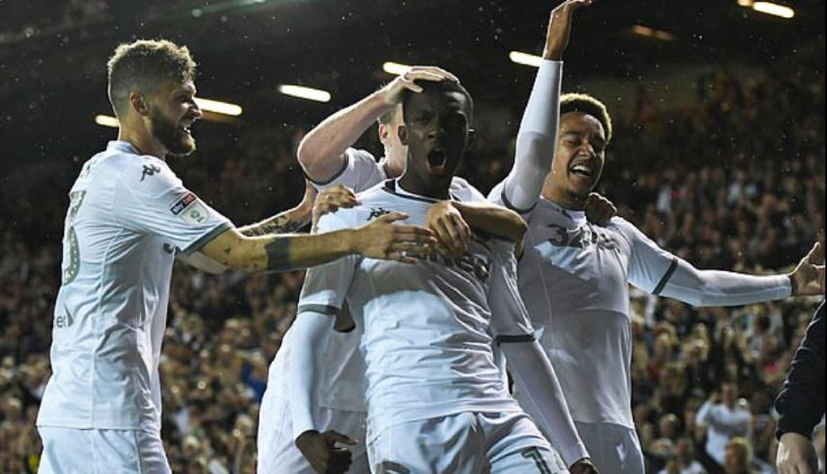NKETIAH (tengah) diraikan rakan sepasukan selepas menjaringkan gol Leeds. - FOTO Agensi