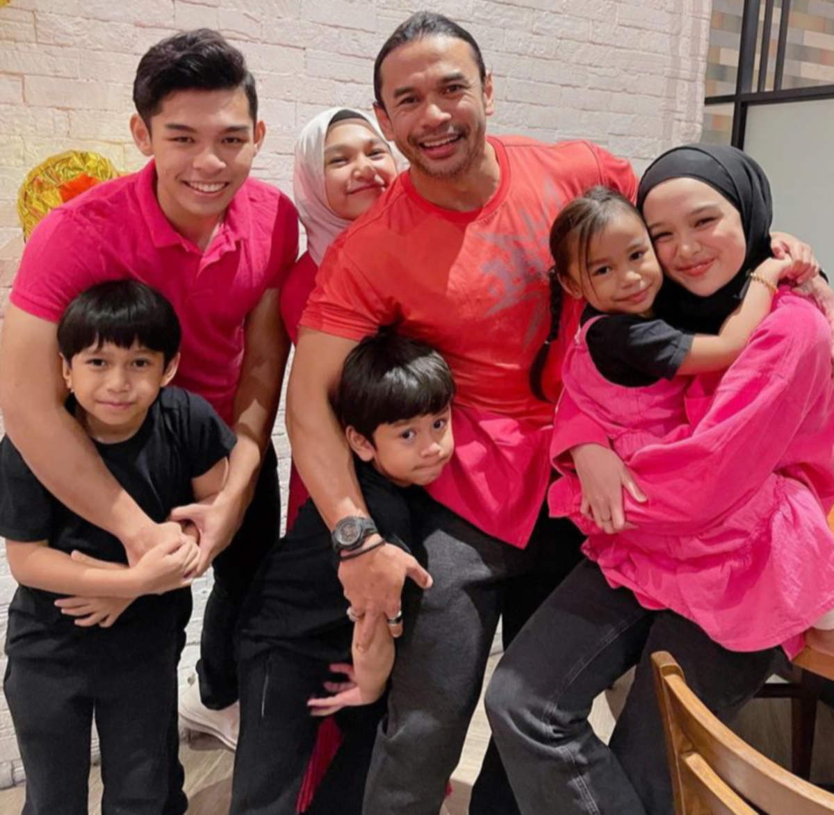 Norman bersama enam anaknya. Danish (kiri) dan Marissa (kanan). Foto Instagram Norman Hakim