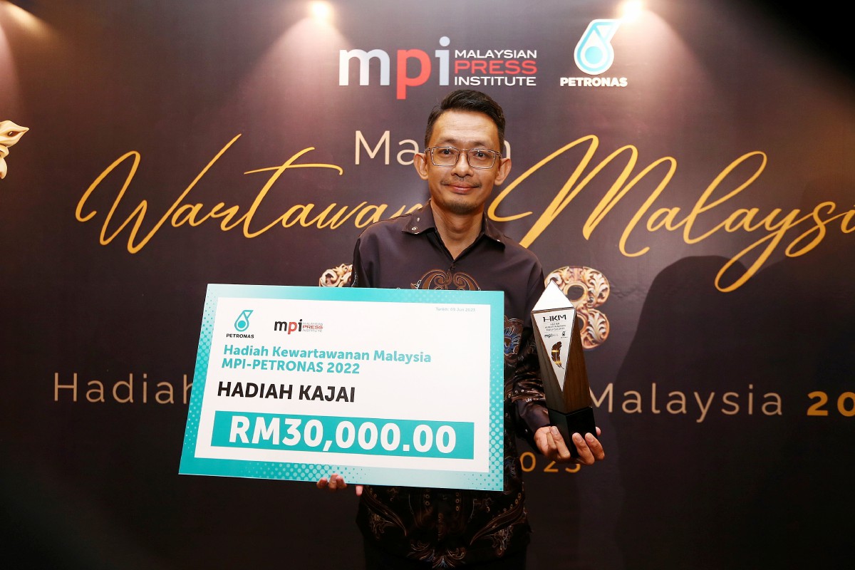 Yusmizal yang dinobatkan pemenang Hadiah Kajai dan membawa pulang   wang tunai RM30,000, trofi dan sijil pada malam anugerah MPI 2023 di Hotel The Majestic Kuala Lumpur. FOTO SAIFULLIZAN TAMADI
