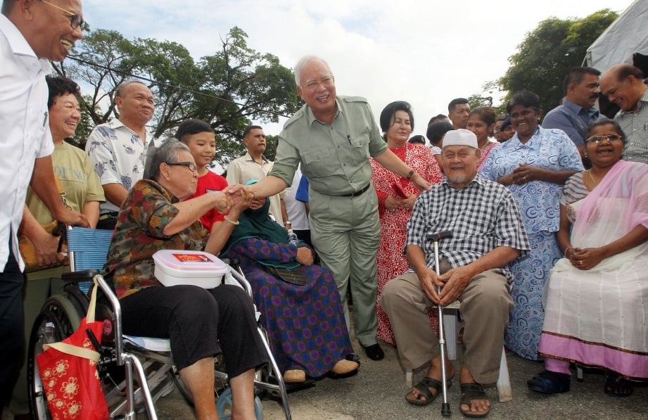 NAJIB (tengah) bersama  Rosmah  beramah mesra dengan masyarakat berbilang kaum  pada Majlis Kongsi Kasih sempena  Tahun Baru Cina di Dewan Konvensyen Sultan Haji Ahmad Shah.